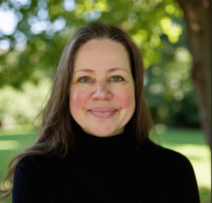 Anja Lysholm med naturbaggrund